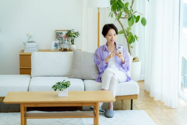 リビングでくつろぐ女性
